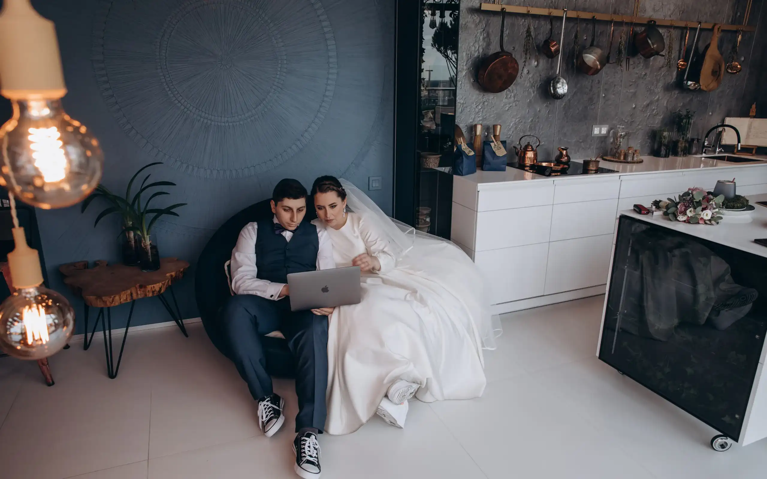 Un couple prépare son mariage autour d’une table